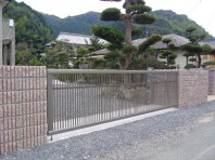 施工例写真ワイドオーバードアR2型　2002年以降-シャイングレー-560x420